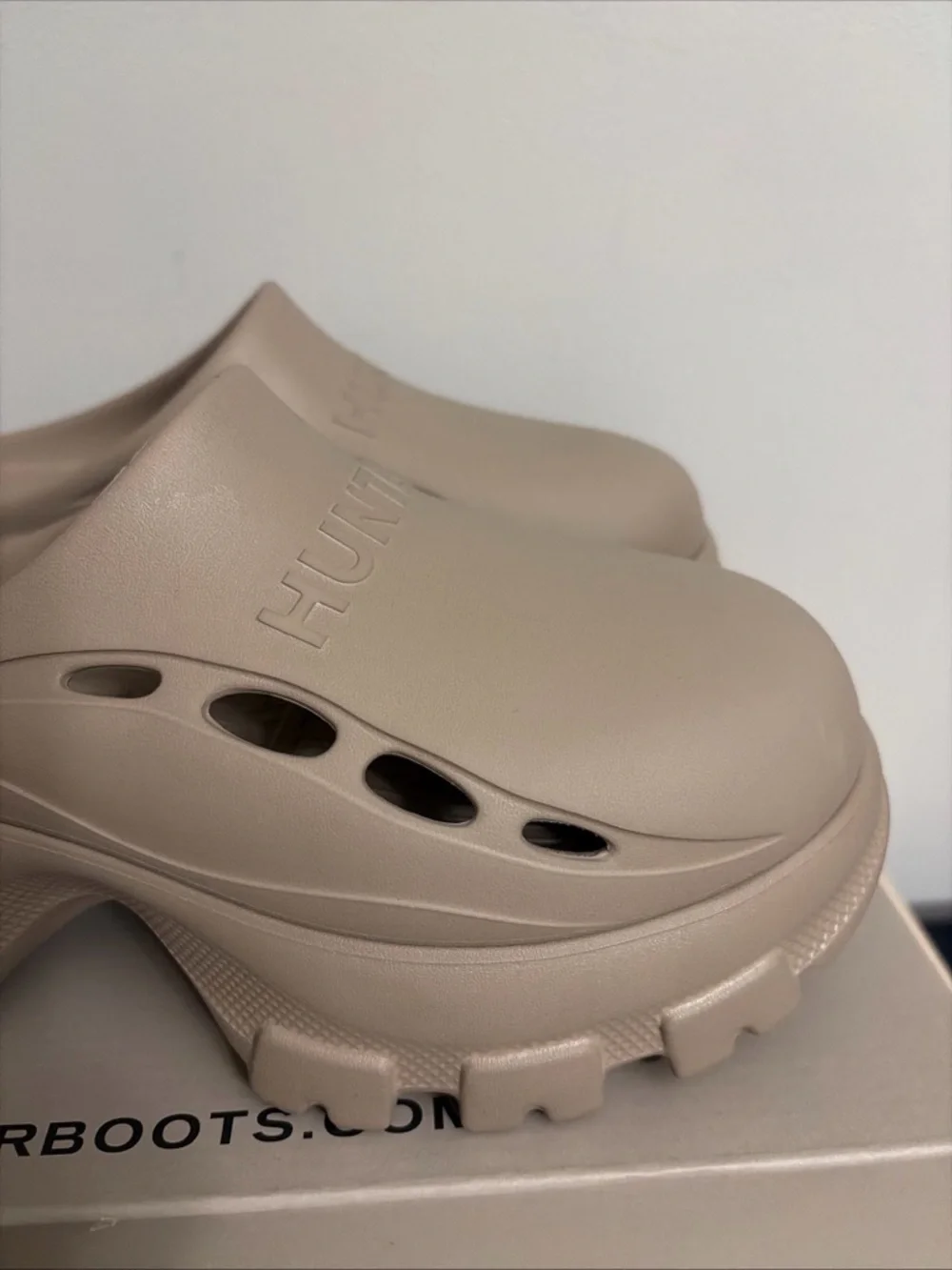 HUNTER Women’s New! Bryce beige clogs size 9 - Picture 4 of 8